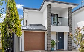 Entire 2 Storey Home In Tranmere